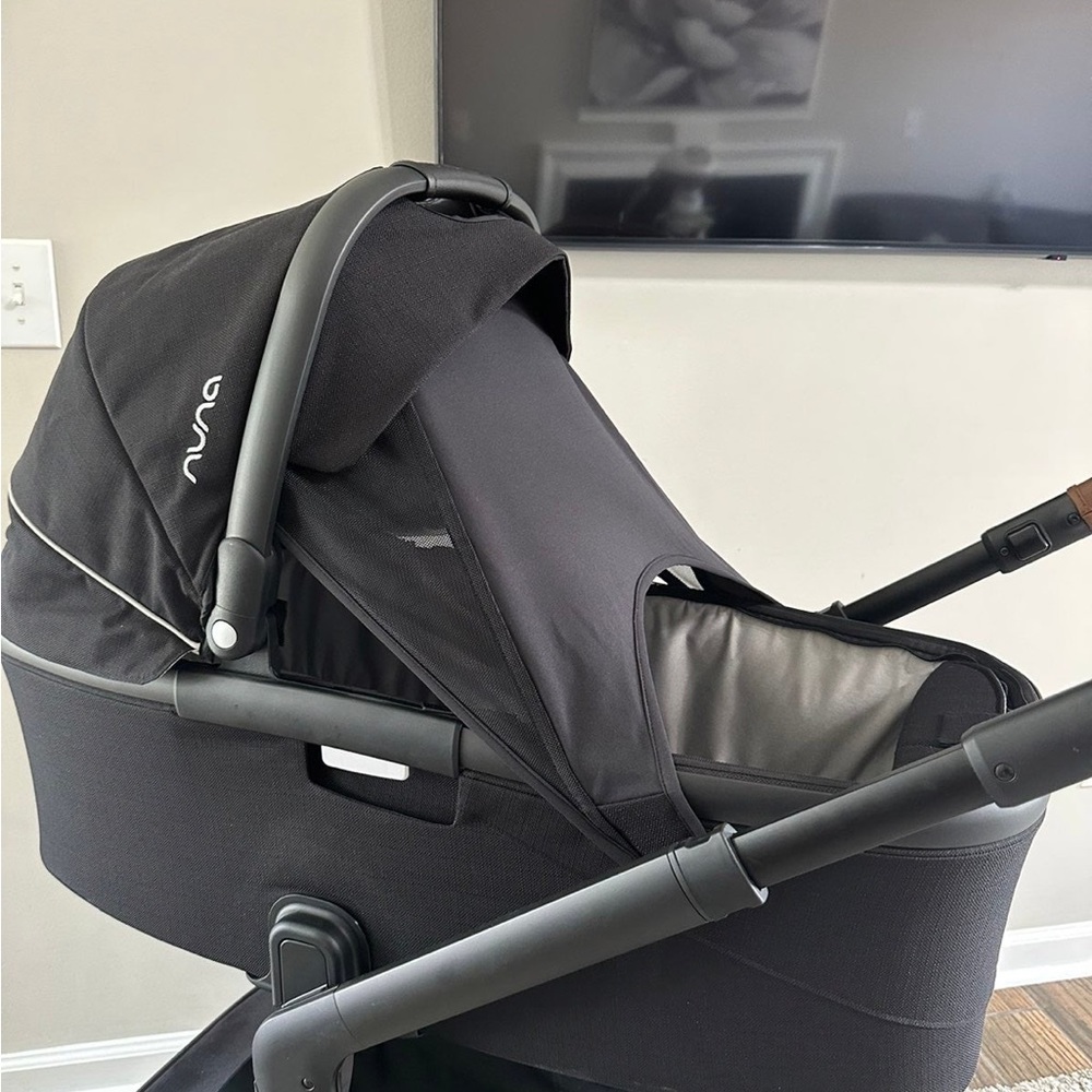 Nuna Mixx Bassinet Caviar Black Never Used